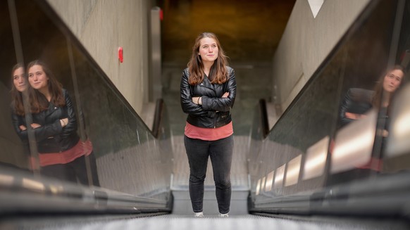 Emilia „Milla“ Fester aus Hamburg von Bündnis 90/Die Grünen fährt die Rolltreppe der U-Bahnstation Bundestag hinauf. Fester ist mit 23 Jahren die jüngste Abgeordnete im neugewählten Deutschen Bundesta ...