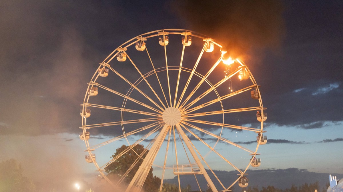 Am Abend des 17. August brach am Riesenrad auf dem Highfield Festival am Störmthaler See bei Leipzig ein Feuer aus. Über 20 Personen wurden verletzt. Feuer Riesenrad Highfield *** On the evening of Au ...