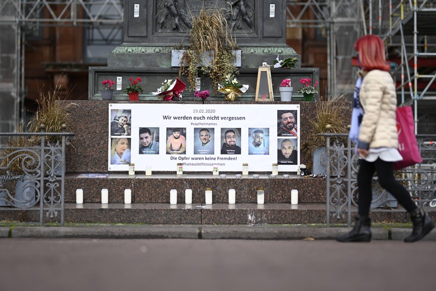 Attentat Hauau, Marktplatz 22.12.2020 Hanau x1x Attentat Hauau von 19.02.2020: Gedenktafel am Brüder-Grimm-Denkmal auf dem Marktplatz. Hanau Hanau Hessen Germany *** Assassination Hauau, market place  ...