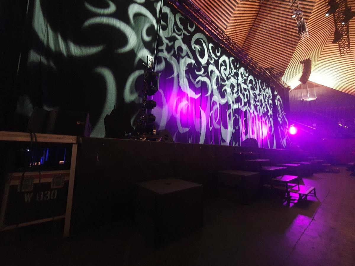 Vor Showbeginn: Der Blick aus der Front Row auf die Bühne.