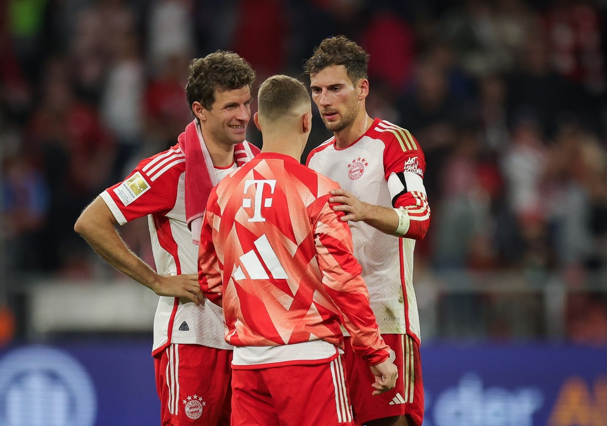 08.10.2023, Bayern, München: Fußball: Bundesliga, 7. Spieltag, Bayern München - SC Freiburg, Allianz Arena. Münchens Thomas Müller (l-r), Joshua Kimmich und Leon Goretzka stehen nach dem Spiel zusamme ...