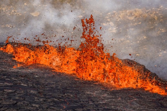 Die erwartete Eruption habe in der Nähe des Bergs Fagradalsfjall auf der Reykjanes-Halbinsel südwestlich von Reykjavik begonnen, teilte die isländische Wetterbehörde am Mittwochnachmittag mit.