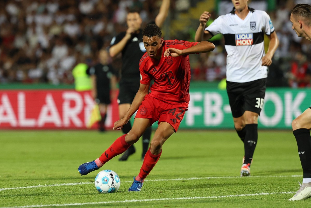 im Zweikampf, Aktion, mit Jamal Musiala 42 FC Bayern Muenchen, SSV Ulm 1846 vs. FC Bayern Muenchen, Fussball, DFB-Pokal, 1. Runde, 16.08.2024 DFB regulations prohibit any use of photographs as image s ...