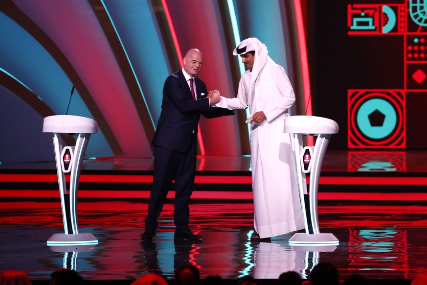 DOHA - LR Fifa President Gianni Infantino and Sheikh Tamim bin Hamad Al Thani, Amir of Qatar during the draw for the 2022 FIFA World Cup, WM, Weltmeisterschaft, Fussball in Qatar at the Doha Exhibitio ...