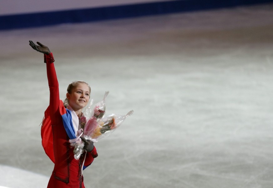 epa04145698 Silver medalist Yulia Lipnitskaya of Russia waves to fans after the awarding ceremony of the women's singles competition for the ISU World Figure Skating Championships in Saitama, north of ...