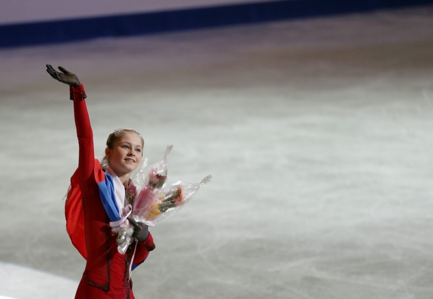 epa04145698 Silver medalist Yulia Lipnitskaya of Russia waves to fans after the awarding ceremony of the women&#039;s singles competition for the ISU World Figure Skating Championships in Saitama, nor ...