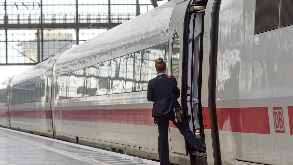 xblx, ICE Zug der Deutschen Bahn im Hauptbahnhof Frankfurt, Zugbegleiterin klar zur Abfahrt, emwirt Frankfurt am Main *** xblx, ICE train of the Deutsche Bahn in Frankfurt central station, train atten ...