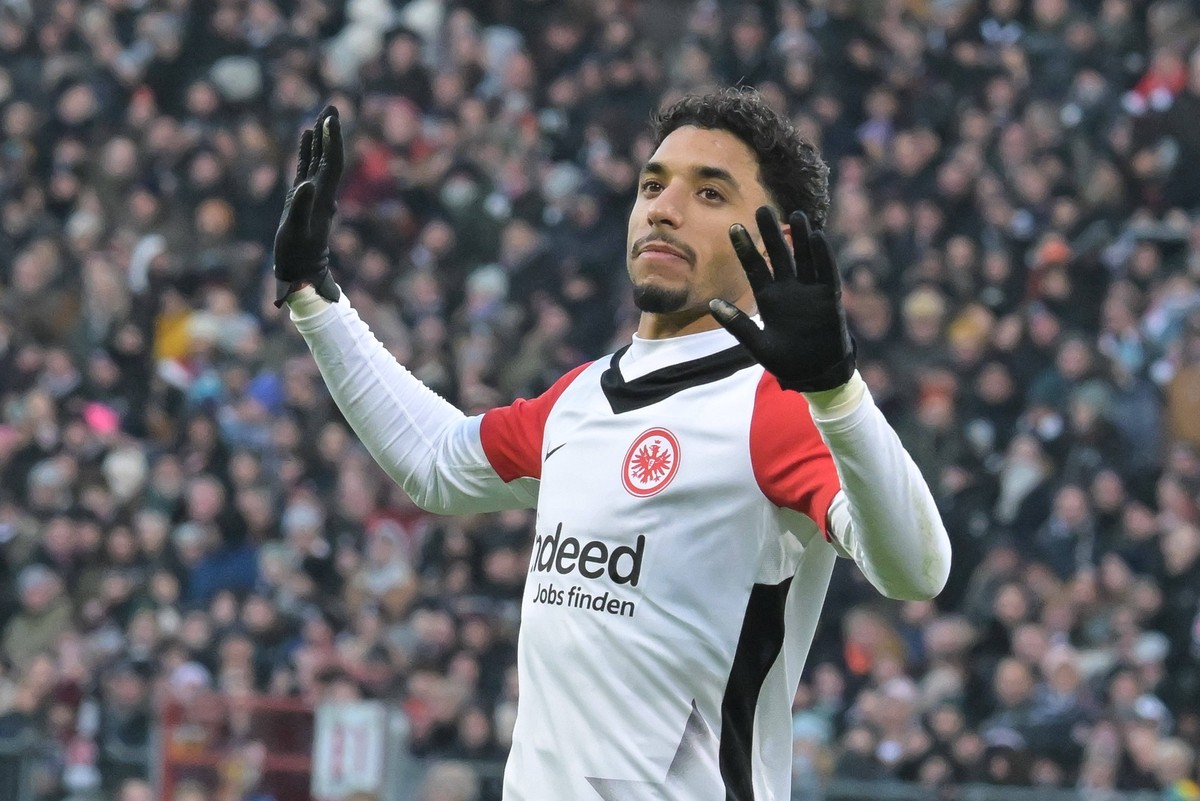 Torjubel nach seinem 0:1, Omar Marmoush Eintracht Frankfurt 7, FC St. Pauli - Eintracht Frankfurt , Fussball, Bundesliga, DFL, 11.01.2025 DFB regulations prohibit any use of photographs as image seque ...