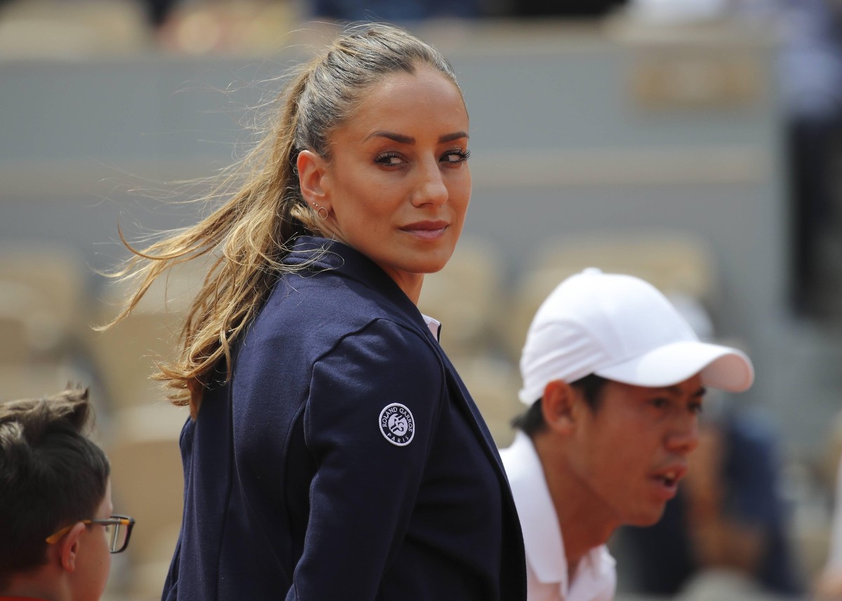 French Open Feature, Schiedsrichter Marijana Veljovic steht am Netz mit Kei Nishikori *** French Open Feature, referee Marijana Veljovic on the net with Kei Nishikori Copyright: xJuergenxHasenkopfx