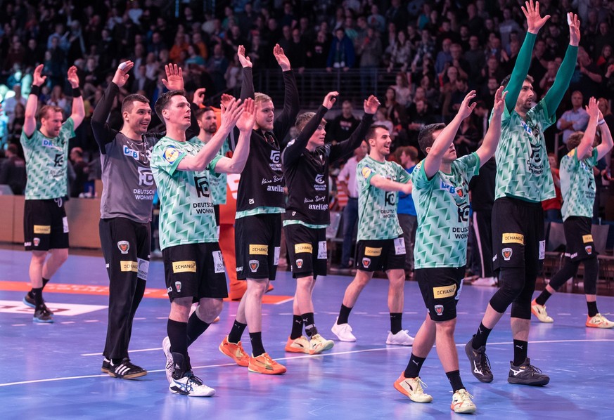 18.04.2023, Berlin: Handball: EHF European League, Füchse Berlin - Kadetten Schaffhausen, K.o.-Runde, Viertelfinale, Rückspiele, Max-Schmeling-Halle. Spieler der Füchse Berlin bedanken sich nach dem S ...