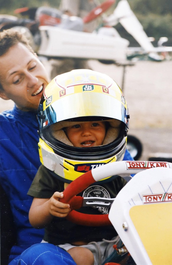 Schon früh hinterm Lenkrad: Mick Schumacher mit dem Papa im Kart. Das Foto entstand 2003 in Kerpen.