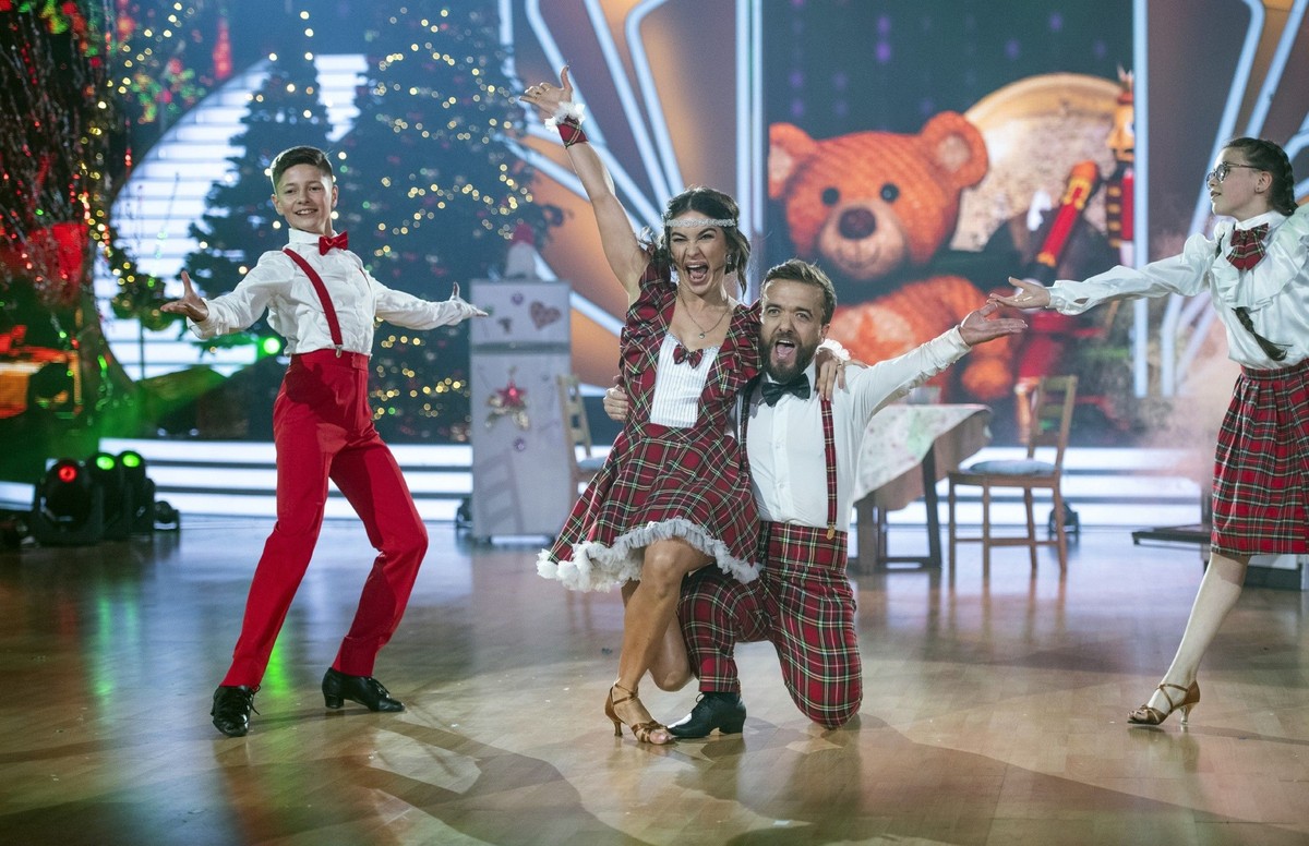 Janin Ullmann und Zsolt Sándor Cseke tanzen Rumba zu Merry Christmas Darling.

Die Verwendung des sendungsbezogenen Materials ist nur mit dem Hinweis und Verlinkung auf RTL+ gestattet.