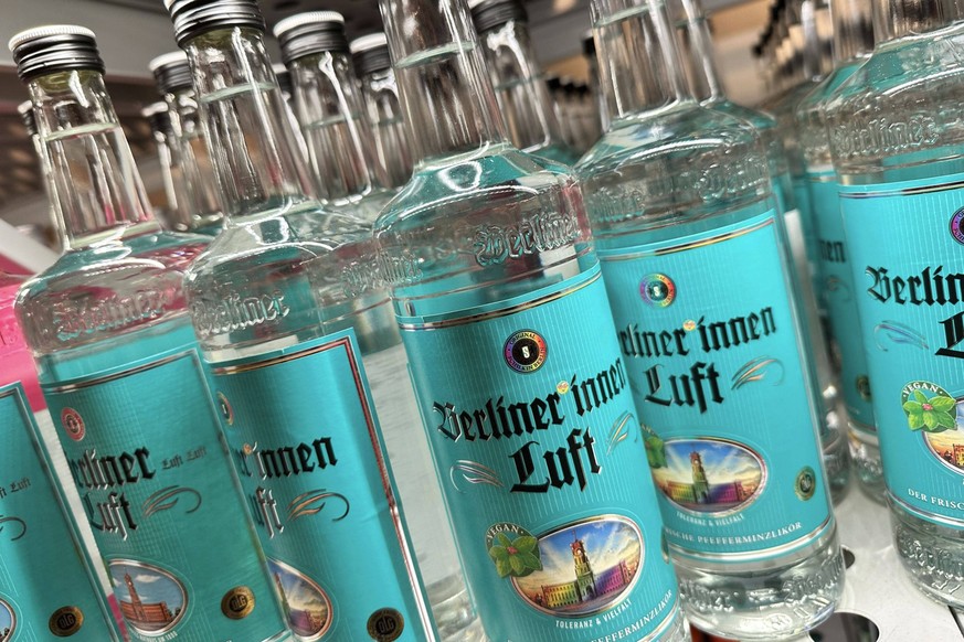 Gender-Schnaps Berliner*innen Luft. Symbolbild, Themenbild *** Gender liquor Berlinerinnen air symbol image, theme image Foto:xS.xGabschx/xFuturexImage