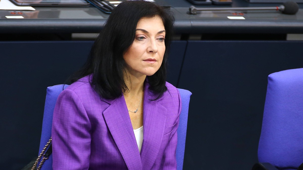 Berlin, Deutschland, 25.06.2025: Deutscher Bundestag: 13. Bundestagssitzung: Bundesministerin für Wirtschaft und Energie Katherina Reiche CDU antwortet in der Regierungsbefragung *** Berlin, Germany,  ...