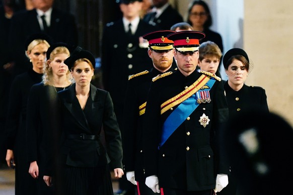 17.09.2022, Gro�britannien, London: Die Enkelkinder von K�nigin Elizabeth II., Zara Tindall (l-r), Lady Louise, Prinzessin Beatrice, der Herzog von Sussex, Prinz Harry, der Prinz von Wales, Prinz Will ...