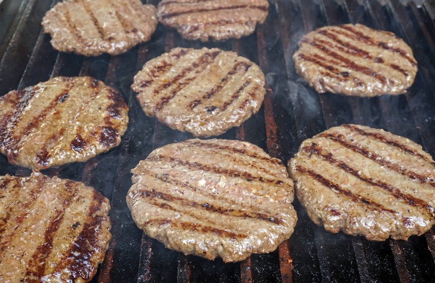 Brutzelt schön, schmeckt aber nicht jedem: Burger-Fleisch auf dem Grill.