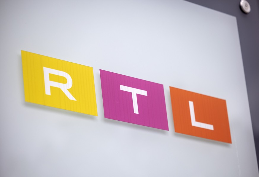 ARCHIV - 08.08.2023, Nordrhein-Westfalen, Köln: Das Logo des Fernsehsenders RTL ist auf einem Hinweisschild vor dem Gebäude des Sendezentrums in Köln zu sehen. (zu dpa: «Medienkonzern RTL nimmt sich n ...