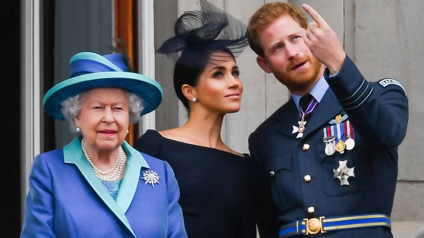RAF centenary Queen Elizabeth ll, Meghan, Duchess of Sussex, Prince Harry, Duke of Sussex, Prince William, Duke of Cambridge and Catherine, Duchess of Cambridge stand on the balcony of Buckingham Pala ...