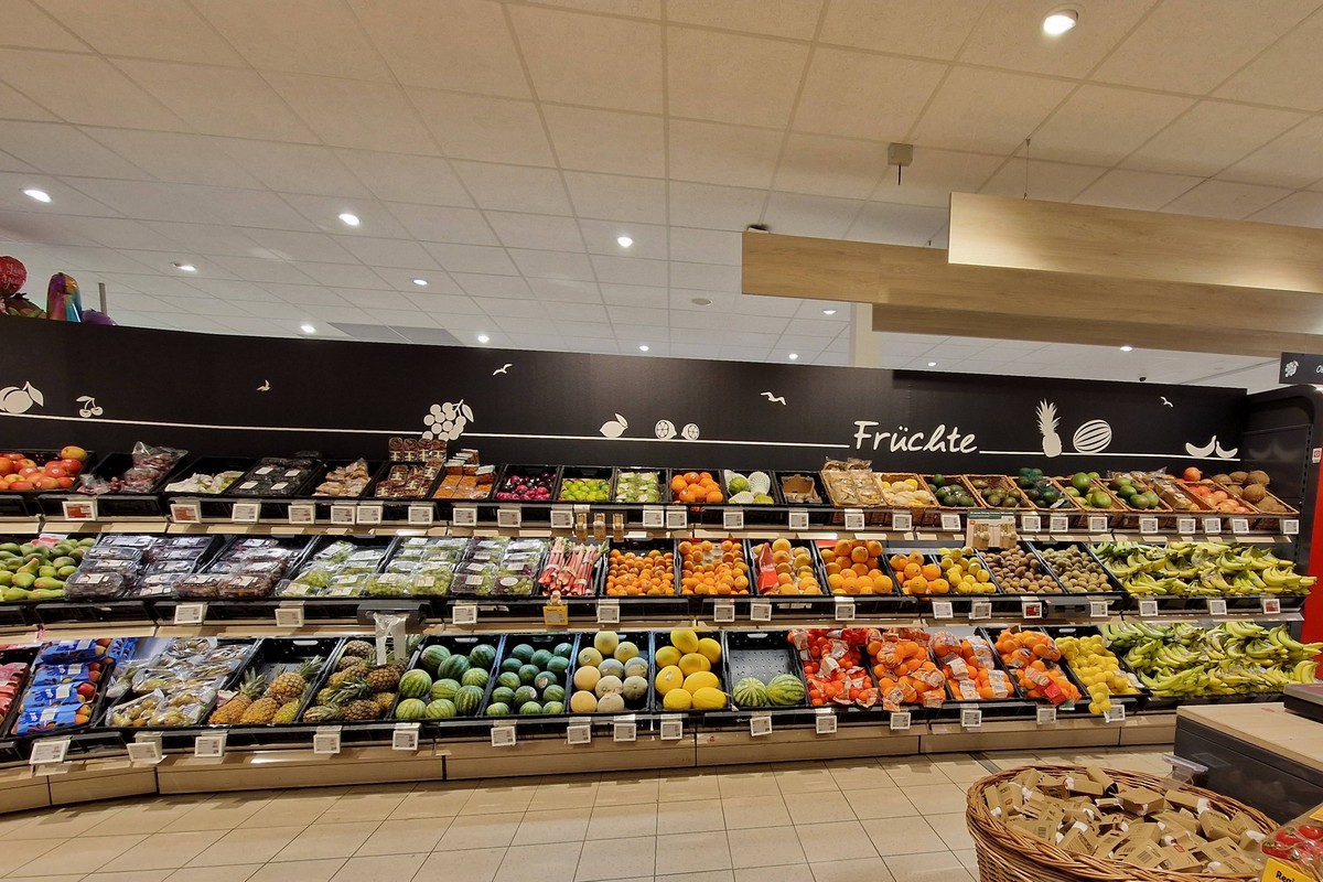 Selters Themenfoto: Konsum, Versorgung, Nahrungsmittel, Supermarkt, Einkauf, Lebensmittel, 02.05.2023 Frischobstregal in einem deutschen Supermarke, Themenfoto: Konsum, Versorgung, Nahrungsmittel, Sup ...