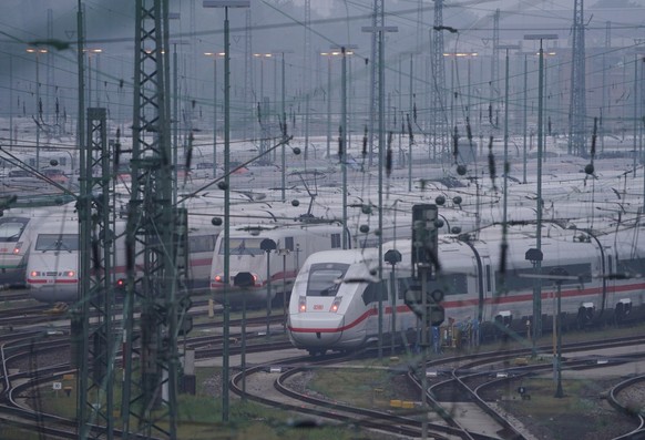 23.05.2023, Hamburg: ICE-Züge stehen am frühen Morgen auf den Gleisen des DB Fernverkehr Werks Hamburg-Langenfelde. In Fulda startet die vierte Runde in den Tarifverhandlungen der Gewerkschaft EVG mit ...