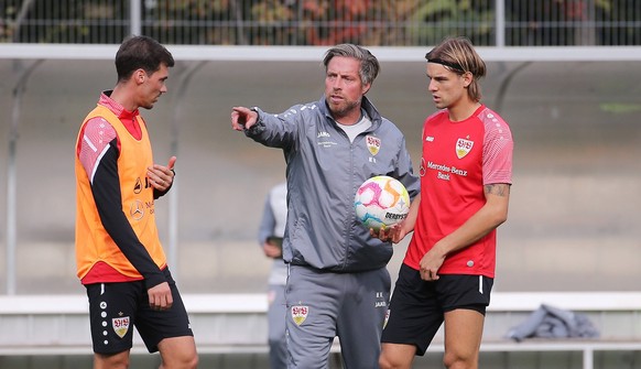 BAU// 11.10.2022 Stuttgart Fu�ball VfB Stuttgart Training , von links: Pascal Stenzel / Michael Wimmer / Borna Sosa *** BAU 11 10 2022 Stuttgart soccer VfB Stuttgart training , from left Pascal Stenze ...