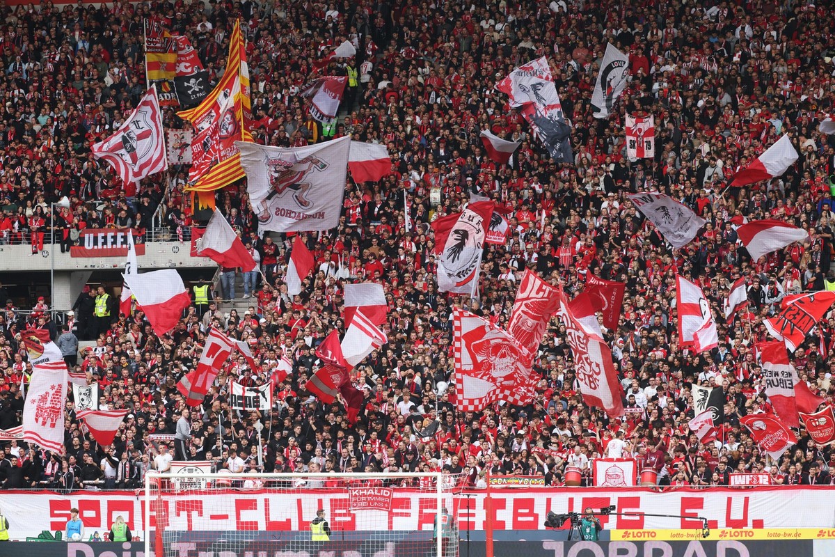 19.10.2024, Baden-Württemberg, Freiburg im Breisgau: Fußball: Bundesliga, SC Freiburg - FC Augsburg, 7. Spieltag, Europa-Park Stadion: Fans des SC Freiburg stehen auf der Südtribüne des Stadions. Foto ...