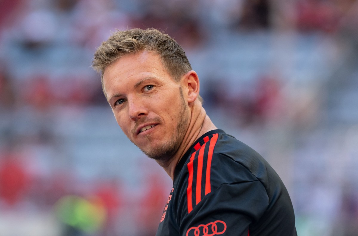 ARCHIV - 16.07.2022, Bayern, M�nchen: Fu�ball: Bundesliga, Team-Pr�sentation und Training FC Bayern in der Allianz Arena. Trainer Julian Nagelsmann von M�nchen in Aktion. (zu dpa "Nagelsmann zu n ...