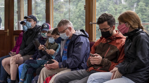 Touristen Ende Juli auf einem Schiff am Königsee, einem beliebten Sightseeing-Spot in der Region.