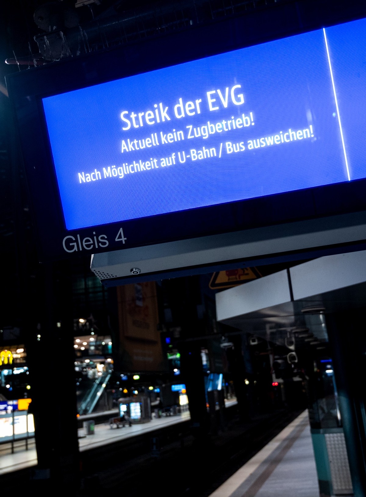 21.04.2023, Hamburg: &quot;Streik der EVG. Aktuell kein Zugbetrieb! Nach M�glichkeit auf U-Bahn / Bus ausweichen&quot; steht im Hauptbahnhof auf einer Anzeige. In Deutschland kommt am Freitagmorgen in ...