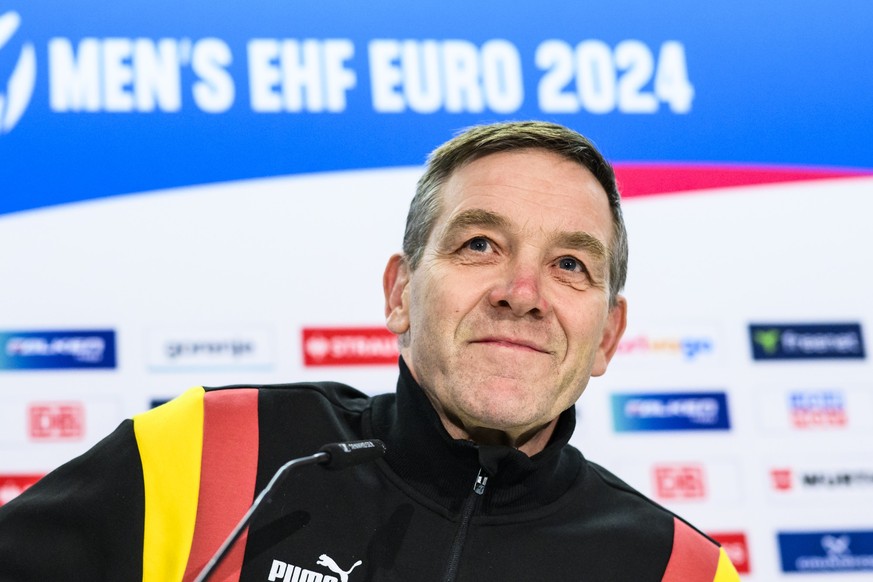 09.01.2024, Nordrhein-Westfalen, Düsseldorf: Handball: EM, DHB-Pk mit Bundestrainer Alfred Gislason, Merkur Spiel-Arena. Alfred Gislason, Trainer der deutschen Handball-Nationalmannschaft, lächelt wäh ...