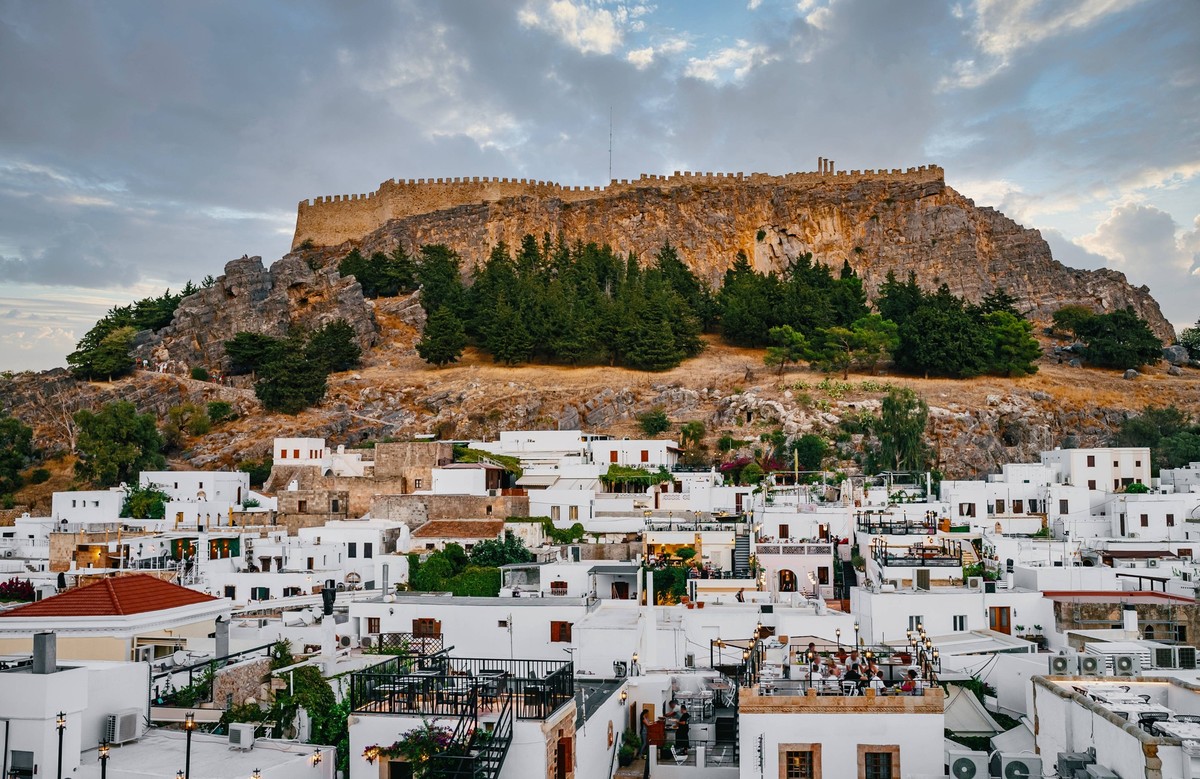 Abendlicher Blick auf die antike Akropolis von Lindos und die schneeweißen Häuser. Evening view of the ancient Acropolis of Lindos and snow white houses. LicenseRF Copyright: xZoonar.com/DmitrixMaruta ...