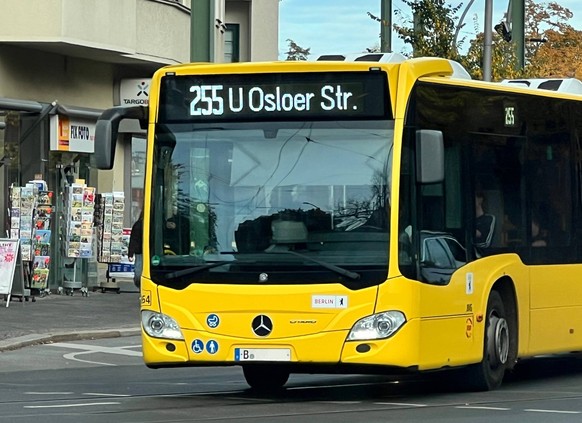 Berlin BVG Bus Linie 255 Richtung U-Bhf. Osloer Str. *** Berlin BVG bus line 255 direction U Bhf Osloer Str Copyright: xmix1x