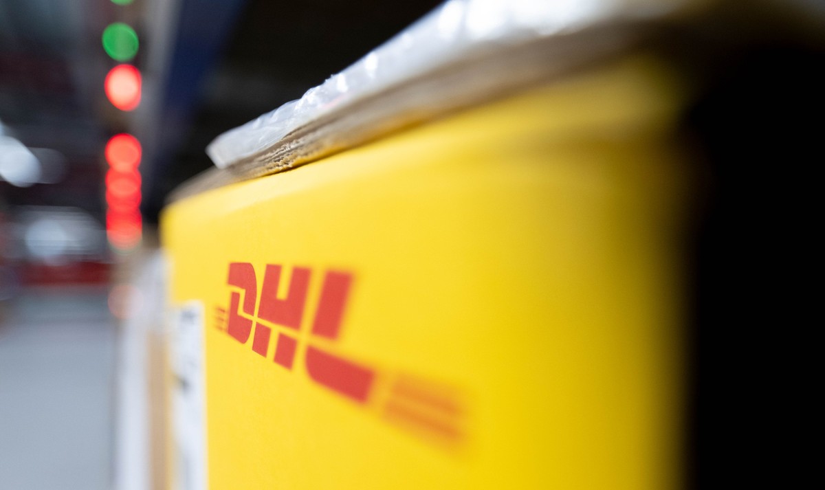 ARCHIV - 22.05.2024, Sachsen, Schkeuditz: Ein Paket von DHL Hub (zu dpa: