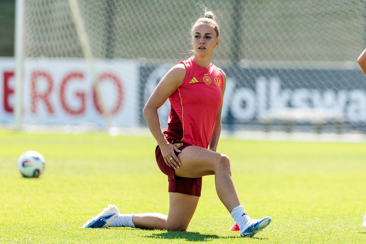 UEFA WOMENS EURO 2025: Trainingslager Deutschland 24.06.2025 Giulia Gwinn Deutschland, 7 dehnt sich UEFA WOMENS EURO 2025: Trainingslager Deutschland Herzogenaurach, adidas HomeField am 24.06.2025 *** ...
