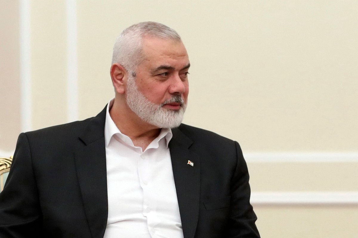 HANDOUT - 30.07.2024, Iran, Teheran: Auf diesem vom iranischen Präsidialamt veröffentlichten Foto sitzt Hamas-Chef Ismail Hanija bei einem Treffen mit Präsident Masoud Pezeshkian im Präsidialamt. Der  ...