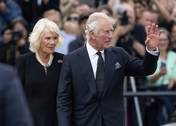 Entertainment Bilder des Tages Queen Elizabeth II death King Charles III and Camilla The Queen Consort arriving at Buckingham Palace having greeted crowds and viewed the floral tributes, London. Credi ...
