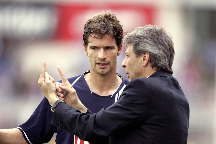 2007: Hertha-Chefcoach Lucien Favre erklärt Nationalspieler Arne Friedrich seine Idee von Fußball.