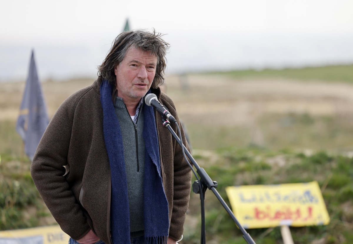 Landwirt Eckart Heukamp spricht bei einer Pressekonferenz von Fridays for Future zur aktuellen Situation vor Ort; mit dabei sind auch Vertreter der Organisationen Alle Dörfer Bleiben, Lützerath Lebt! ...
