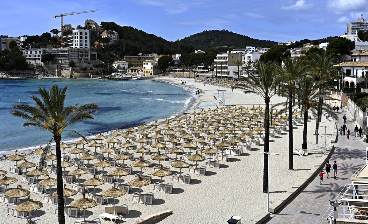 Der Playa Palmira Badestrand in der Vorsaison in der deutschen Urlauberhochburg Paguera auf Mallorca,Mallorca ist eine der spanischen Baleareninseln im Mittelmeer,fotografiert am 02.04.2025. Fotos sin ...
