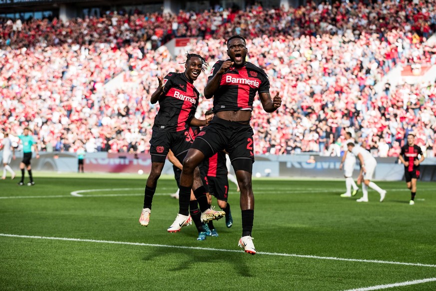 1. Fussball Bundesliga Bayer 04 Leverkusen - 1. FC Heidenheim 1846 24.09.2023 Jubel zum 1:0 durch Victor Boniface Bayer 04 Leverkusen, 22 Jeremie Frimpong Bayer 04 Leverkusen, 30 springt mit Boniface  ...