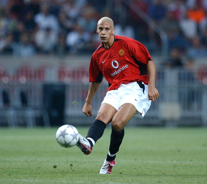 Bildnummer: 00580017 Datum: 02.08.2002 Copyright: imago/Kolvenbach
Rio Ferdinand (ManU) am Ball; Amsterdam - Manchester United (England) 1:2, Vdig, quer, Freisteller, Schuss, Schu�, schie�en English  ...