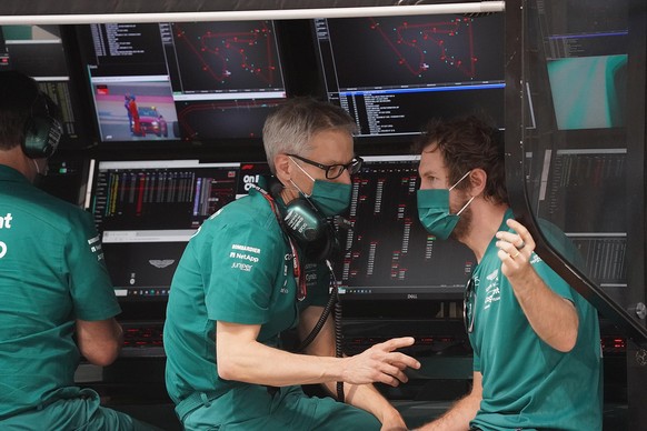 Aston-Martin-Teamchef Mike Krack (l.) und -Pilot Sebastian Vettel am Rande der Strecke in Bahrain.