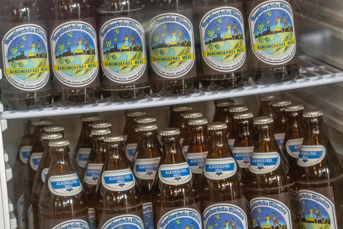 Kühlschrank voller Augustiner alkoholfrei, erster alkoholfreier Münchner Biergarten eröffnet, München, 18. Juli 2024 Deutschland, München, 18. Juli 2024, Kühlschrank voller Bierflaschen mit Augustiner ...