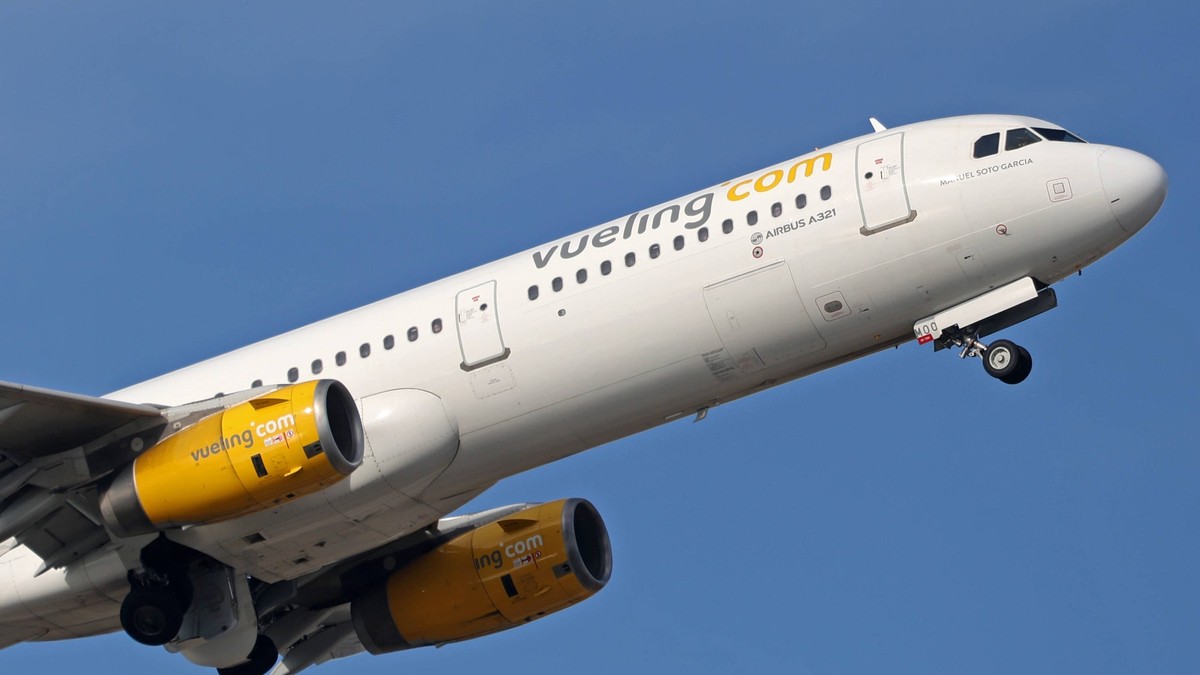 Diverse aircraft taking off An Airbus A321-231 from Vueling takes off from Barcelona airport in Barcelona, Spain, on January 18, 2025. Barcelona Barcelona Spain PUBLICATIONxNOTxINxFRA Copyright: xUrba ...