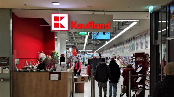 Kaufland Supermarkt - Discounter. Kaufland ist ein Unternehmen des Lebensmitteleinzelhandels mit Sitz in Neckarsulm, Deutschland. Es betreibt aktuell ueber 1470 Filialen und ist neben Deutschland in s ...