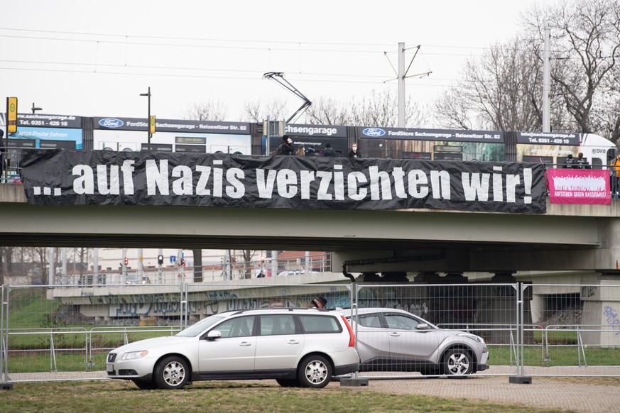 10.04.2021, Sachsen, Dresden: Ein Banner mit der Aufschrift