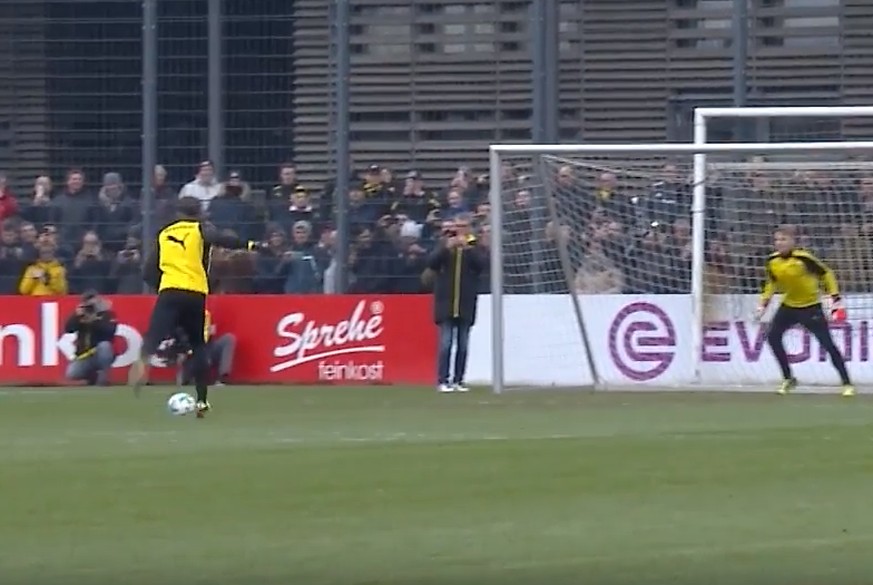 Hier schießt Usain Bolt sein erstes Tor im BVB-Training