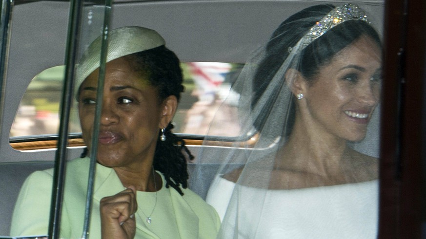 (180519) -- WINDSOR, mayo 19, 2018 (Xinhua) -- Meghan Markle (d), prometida del principe Enrique, acompanada por su madre Doria Ragland (i), llega a la capilla de San Jorge en el Castillo de Windsor p ...