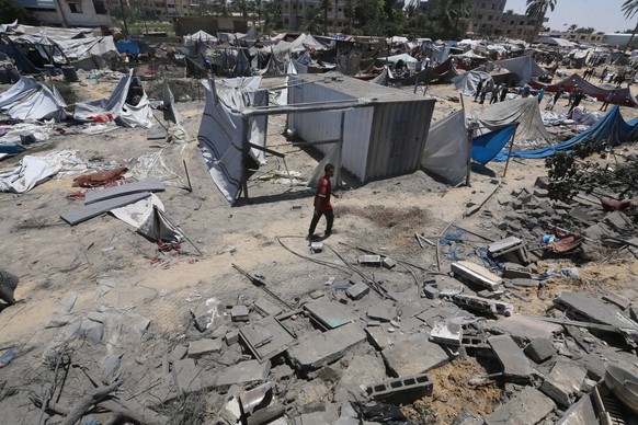 Palestinians flee after an Israeli raid on the tents of displaced people in the Al-Mawasi area of Khan Yunis in the southern Gaza Strip Palestinians flee after an Israeli raid on the tents of displace ...