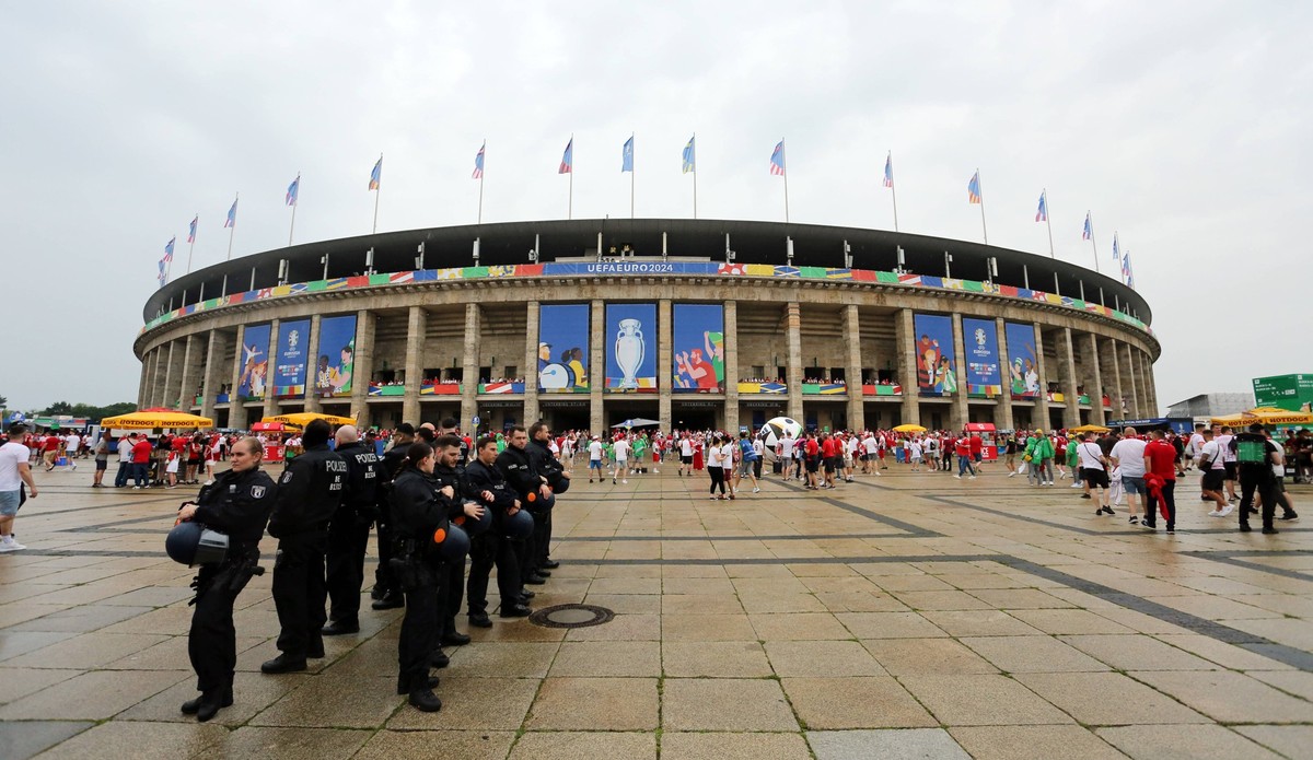 Polizei auf dem Stadionvorplatz, Fans Zuschauer laufen ins Olympiastadion / / Fu